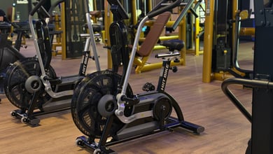 Intervalltraining an luftgebremsten Bikes Air Bikes im Trainingsraum