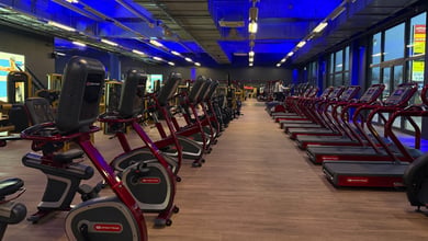 Weitläufige Laufzone mit vielen Geräten Große Cardiohalle